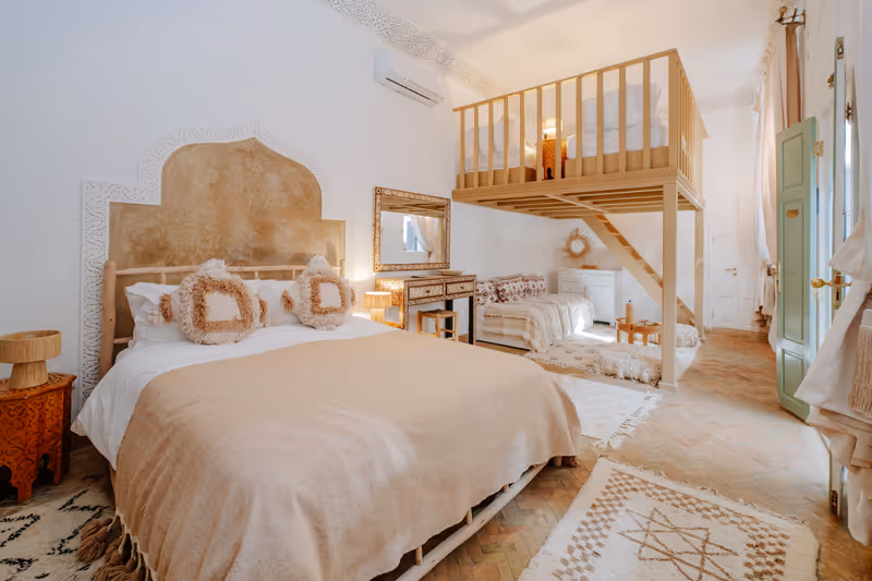 Aperçu de la sahara suite - Ambiance chaleureuse et tons sables de la Suite Sahara, suite signatur...